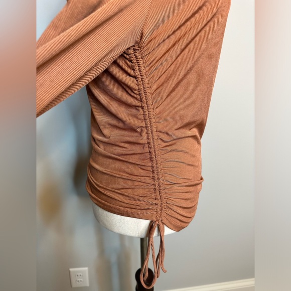 NWT sz M Wayf ribbed crew neck ruched side rose rust long sleeve top - Picture 4 of 6